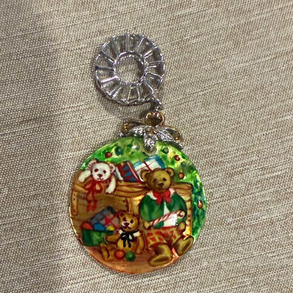 Gems en Vogue Painted Shell Christmas Snowflake Pendant